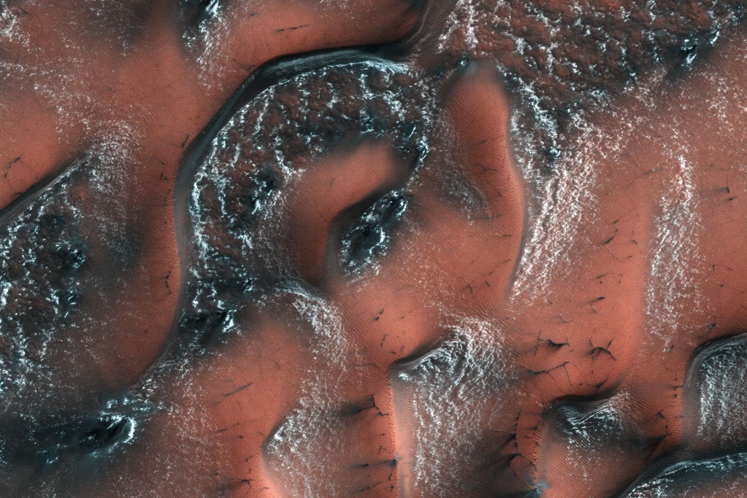 Il y a plus de glace près de la surface de Mars qu’imaginé, et à des endroits imprévus 