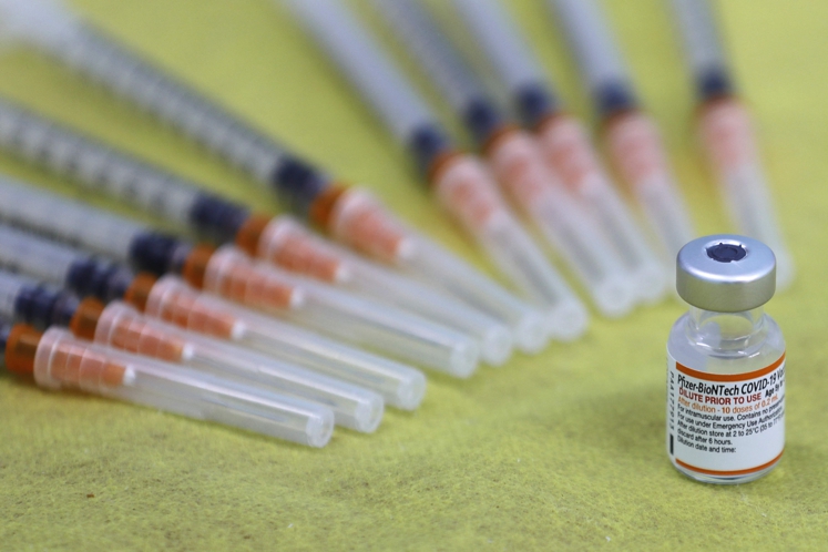 Covid: le vaccin Pfizer protègerait à 70% des cas graves d’Omicron 
