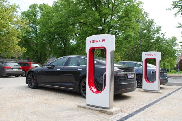 Superchargeurs pour les entreprises : le prochain marché de Tesla ?