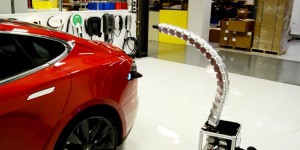 Vidéo : Tesla présente son serpent-chargeur robotisé qui branche votre voiture tout seul