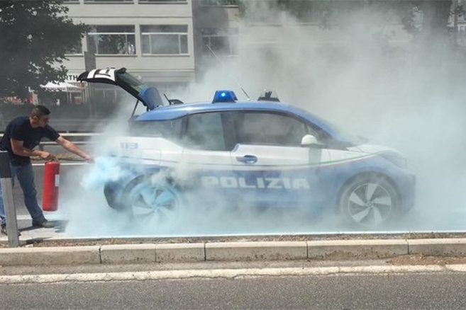Une BMW i3 de police italienne en feu à Rome