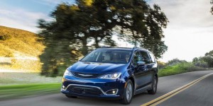 Chrysler Pacifica : le monospace hybride rechargeable entre en production