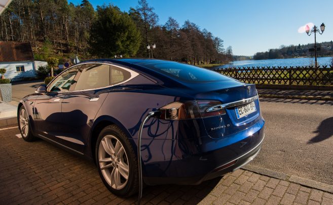Tesla : découverte d’une borne de recharge à destination chez « Les Amis du Lac »