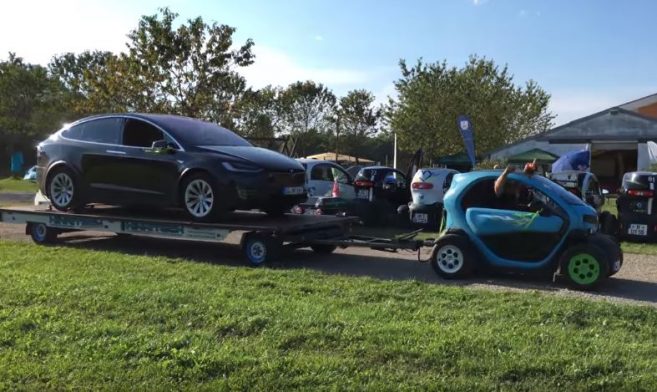 Vidéo : quand une Renault Twizy tracte un Tesla Model X