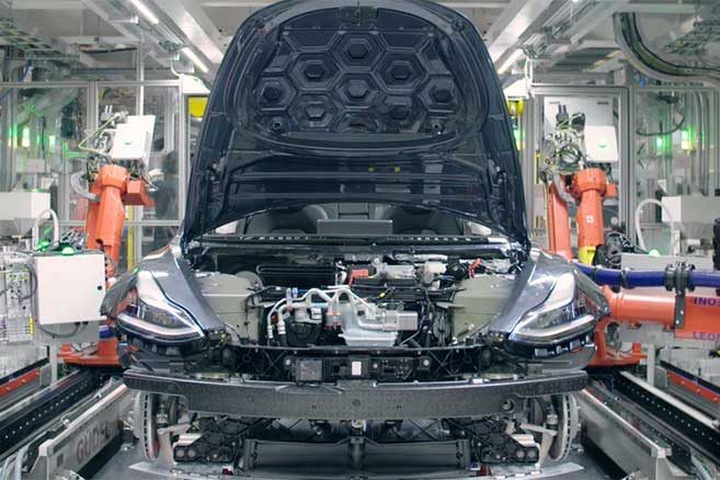 La production automatisée de la Tesla Model 3 en vidéos