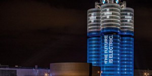 BMW célèbre les 100.000 véhicules électrifiés vendus en 2017 en transformant son siège en batterie géante