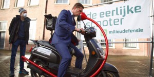 Pays-Bas : ce scooter renvoie les gaz d’échappement à son conducteur