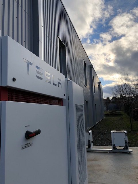 Tesla installe un Powerpack de 100 kWh chez un industriel du Rhône