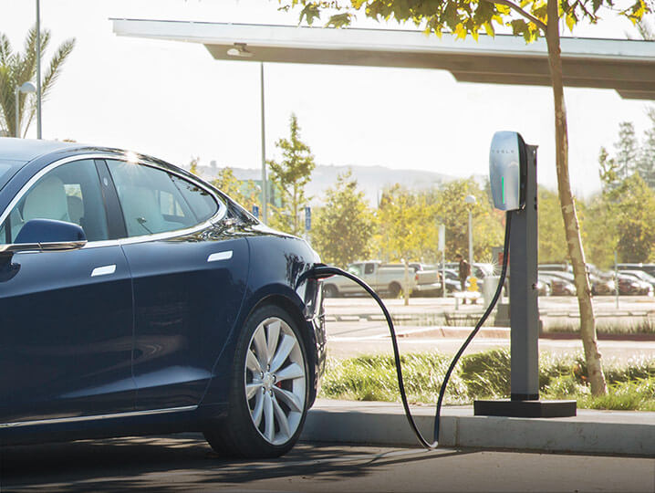 Tesla lance un programme de recharge au travail