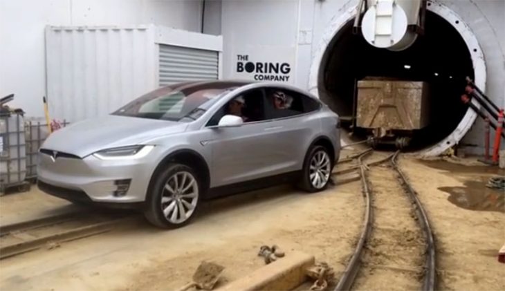 Une Tesla Model X tracte un train de 113 tonnes