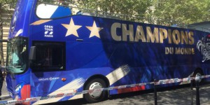 Coupe du Monde : les Bleus sur les Champs Elysées en bus électrique
