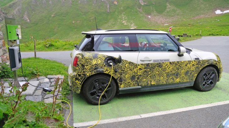 La Mini électrique surprise dans les Alpes