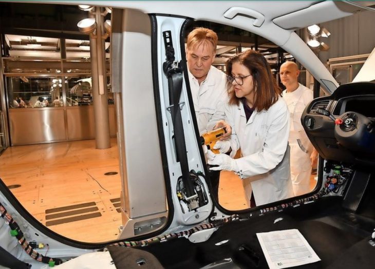 Les acheteurs d’une Volkswagen e-Golf peuvent participer au montage de leur voiture