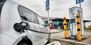 Recharge des voitures électriques : l’ACOZE milite pour un système simple et efficace
