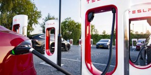 Tesla recule sur la hausse du prix des superchargeurs