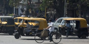 En Inde, les scooters et rickshaws contraints de siphonner l’électricité