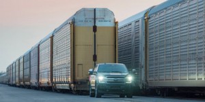Ce pick-up électrique Ford F-150 tracte un train de 500 tonnes !