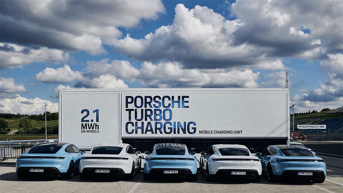 Porsche dévoile un impressionnant dispositif de charge mobile pour ses voitures électriques