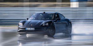 Porsche Taycan : la sportive électrique s’offre le plus long drift du monde