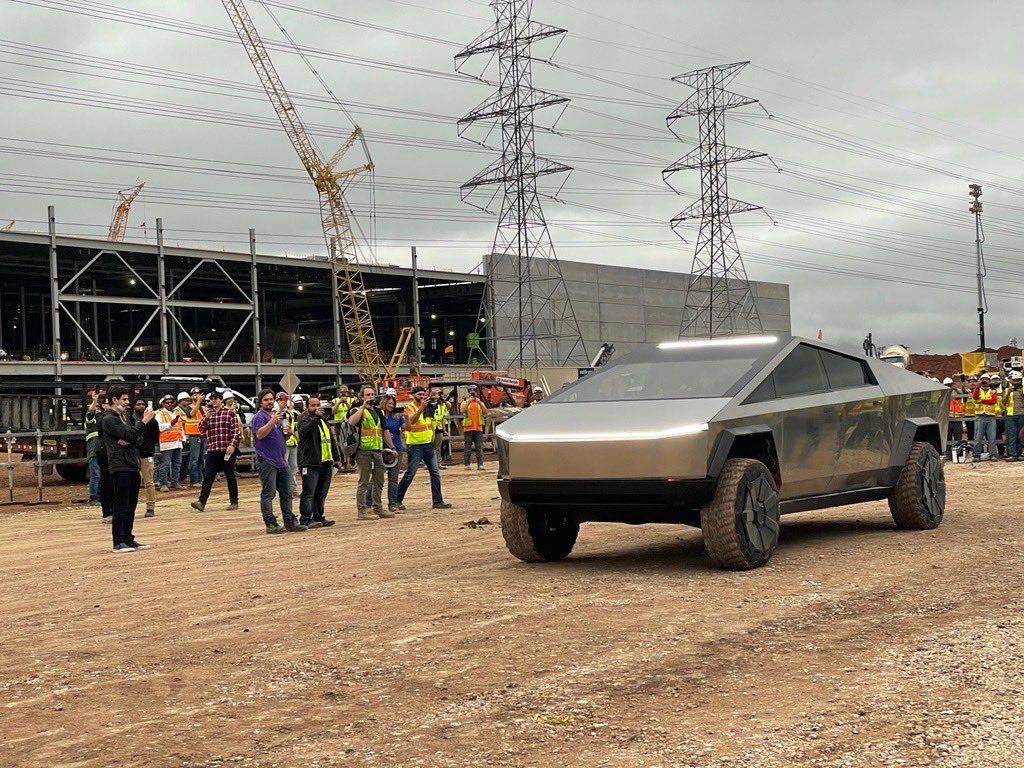 Elon Musk en Tesla Cybertruck dans la Gigafactory Texas