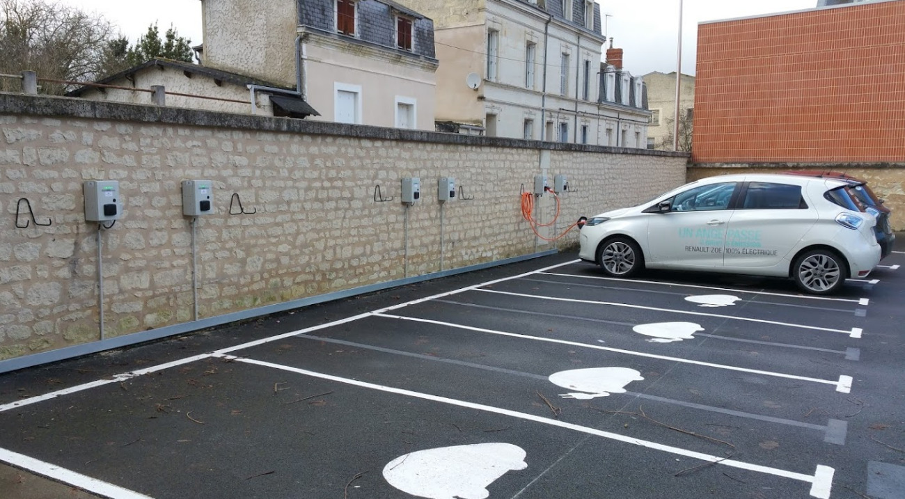 Les parkings publics seront obligés de proposer des bornes de recharge