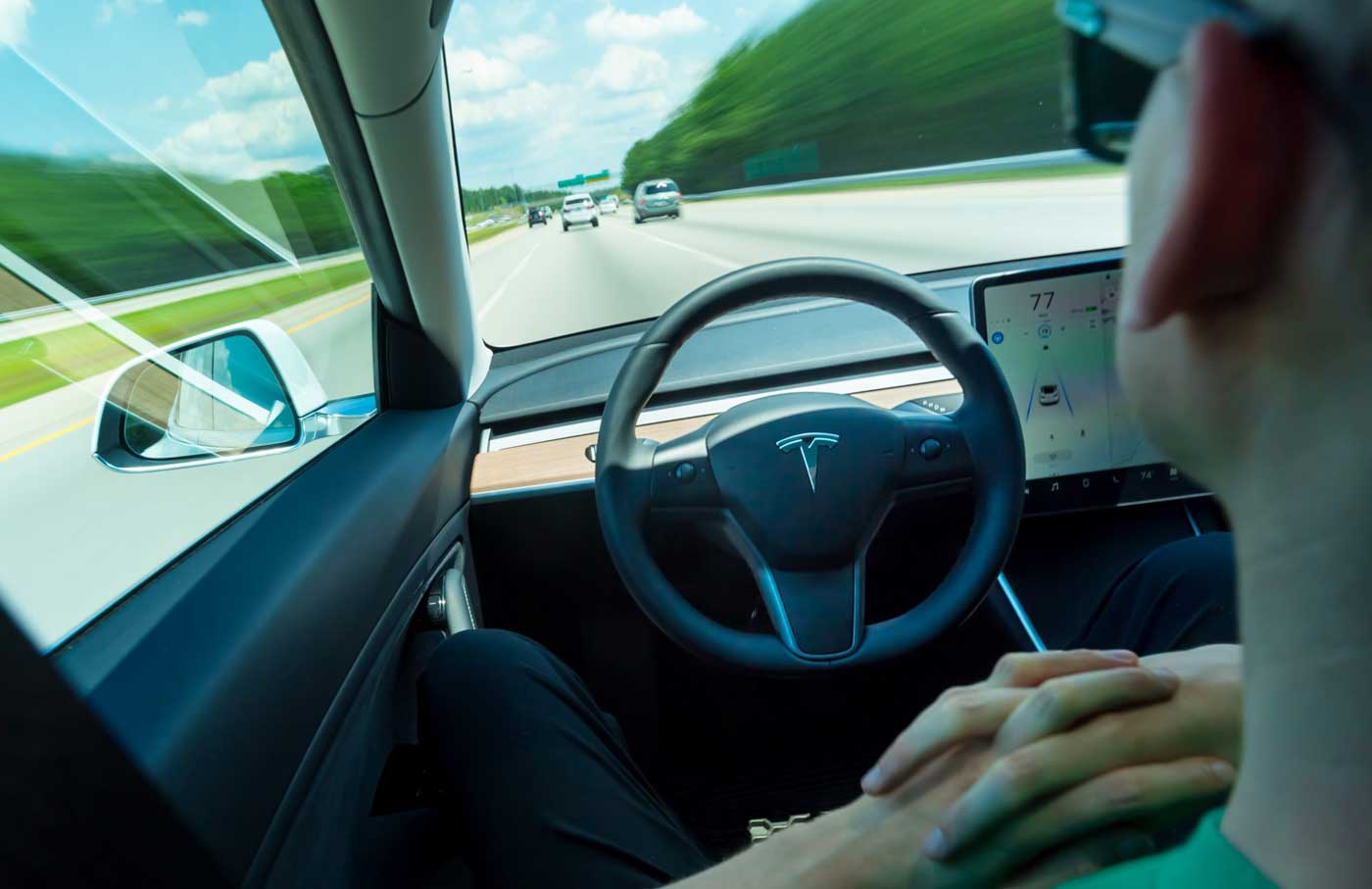 L’Autopilot Tesla réduirait l’attention des conducteurs