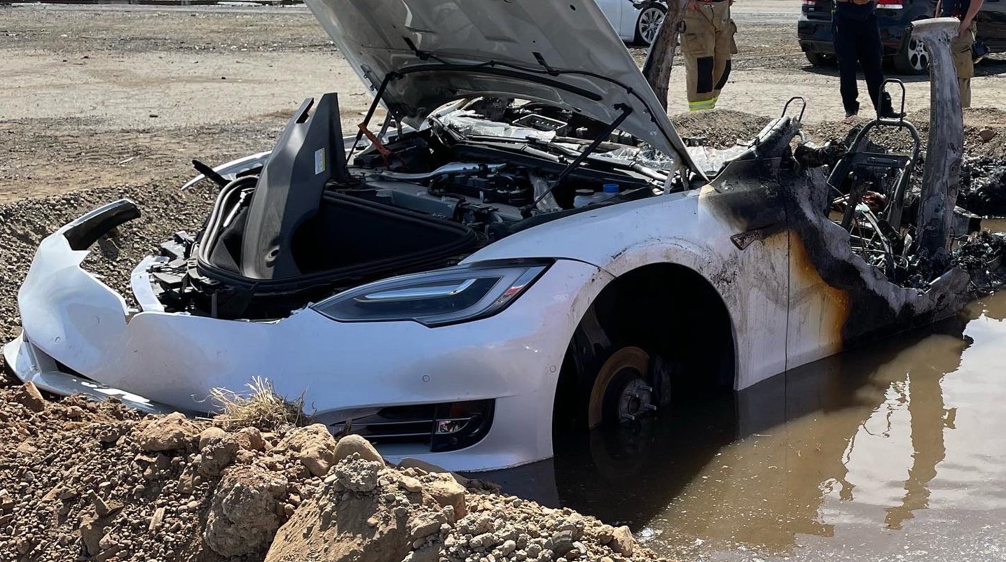 Une Tesla Model S prend feu dans une casse automobile trois