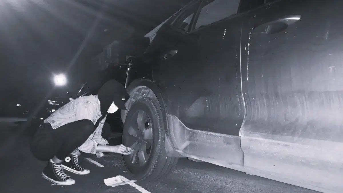 Des activistes dégonflent des pneus de SUV : « Votre voiture gourmande en essence tue »