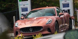 La Maserati GranTurismo Folgore électrique ne se cache plus pour faire sa recharge