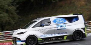 Ford étrenne son Supervan électrique de 2 000 chevaux sur le Nürburgring