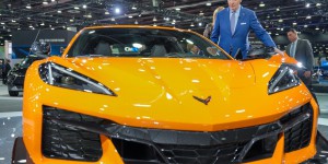 Salon de Détroit – Joe Biden vante la voiture électrique en posant à côté d’une Corvette à V8