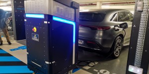 Reportage – Mercedes lance Charles, un robot de recharge en parking utilisant des batteries de seconde vie