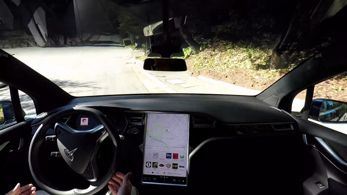 Tesla : la vidéo de promotion de l’Autopilot en 2016 serait un fake