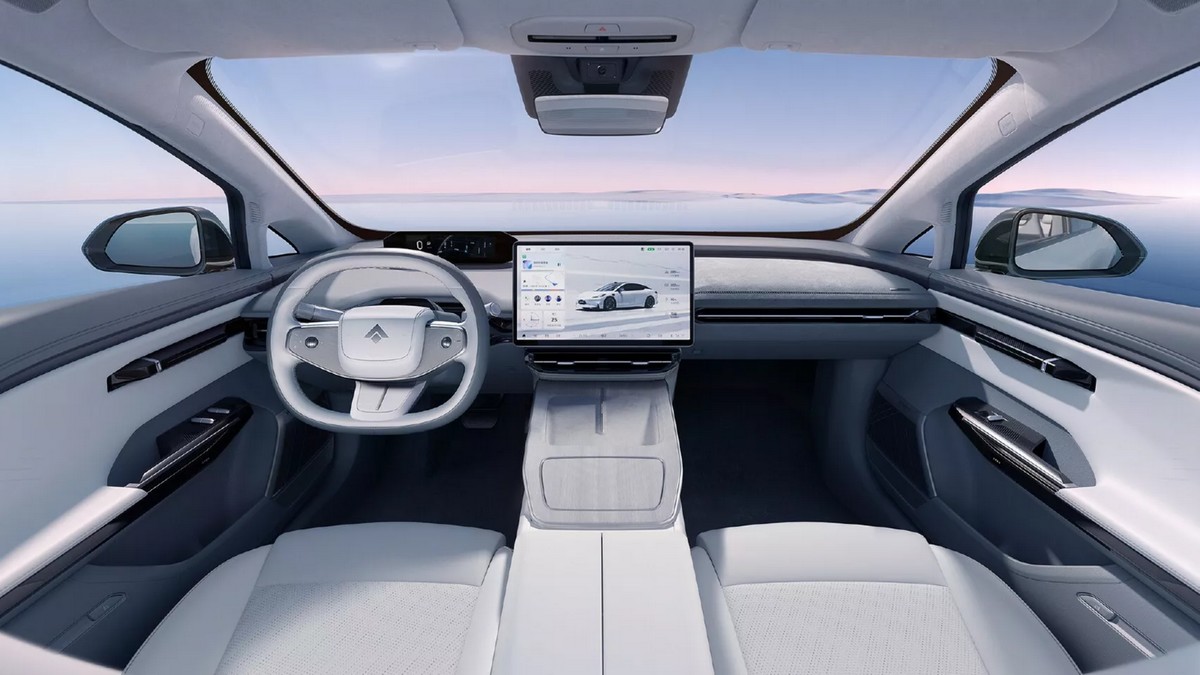 Voici l’intérieur façon Tesla Model 3 de l’Aion Hyper GT électrique