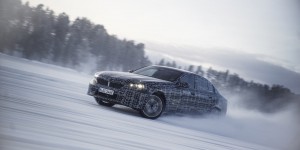 Vidéo – BMW i5 en plein test hivernal : tout ce que l’on sait sur la nouvelle berline électrique