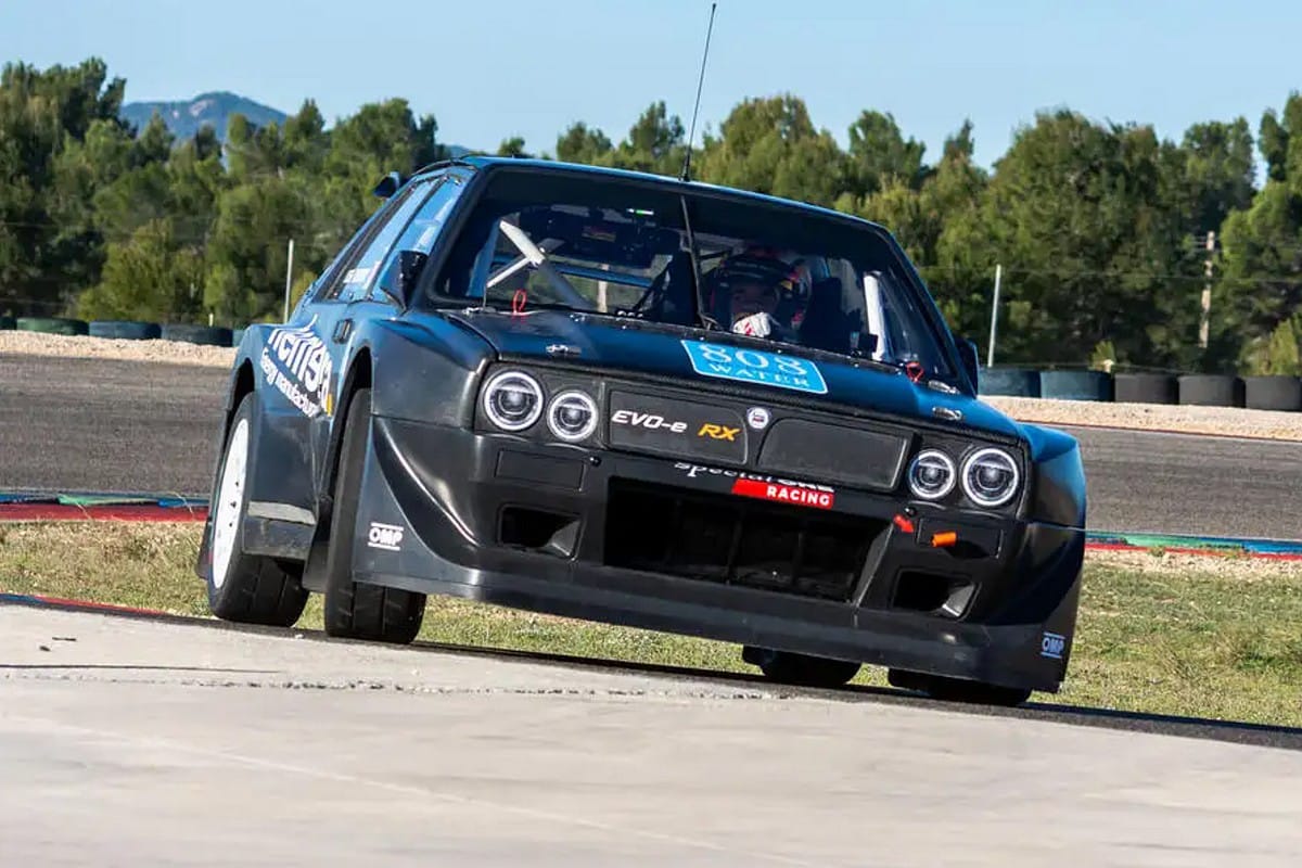 La Lancia Delta revient en compétition avec un moteur électrique et Sébastien Loeb
