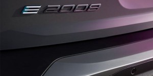 Le Peugeot 2008 électrique va bientôt changer de style et avoir plus d’autonomie