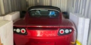 Trois Tesla Roadster neuves trouvées dans un container chinois sont à vendre