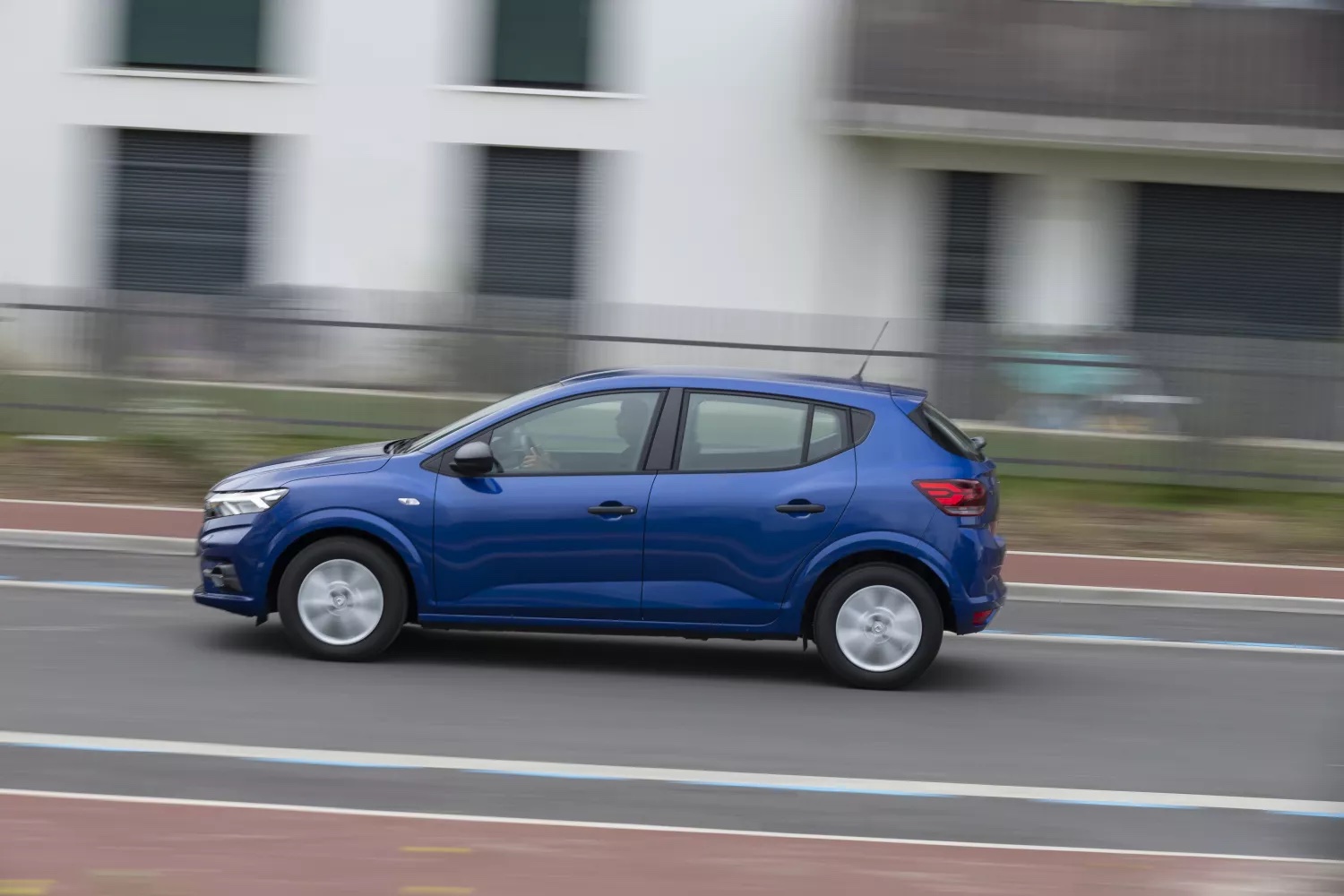 Face au tout électrique, Dacia pourrait miser sur les carburants de synthèse