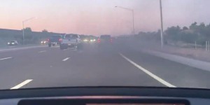 Vidéo : trois pick-ups diesel bloquent la voie pour enfumer une Tesla Model 3 aux Etats-Unis