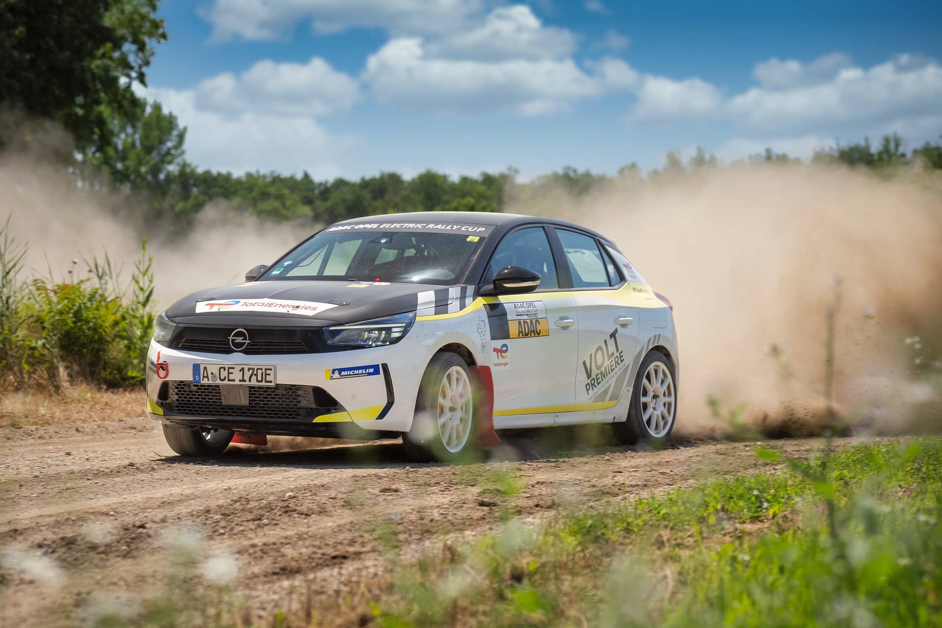 Essai – Opel Corsa E-Rally : la citadine électrique devient voiture de course