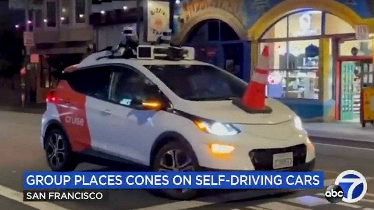 Des militants arrêtent des voitures autonomes avec des cônes