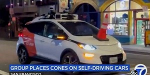 Des militants arrêtent des voitures autonomes avec des cônes