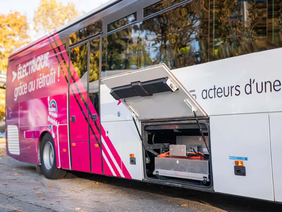 En Isère, les bus scolaires passent du diesel à l’électrique grâce au rétrofit