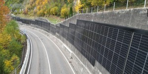La Suisse a eu une idée originale pour installer des panneaux solaires au bord de cette route