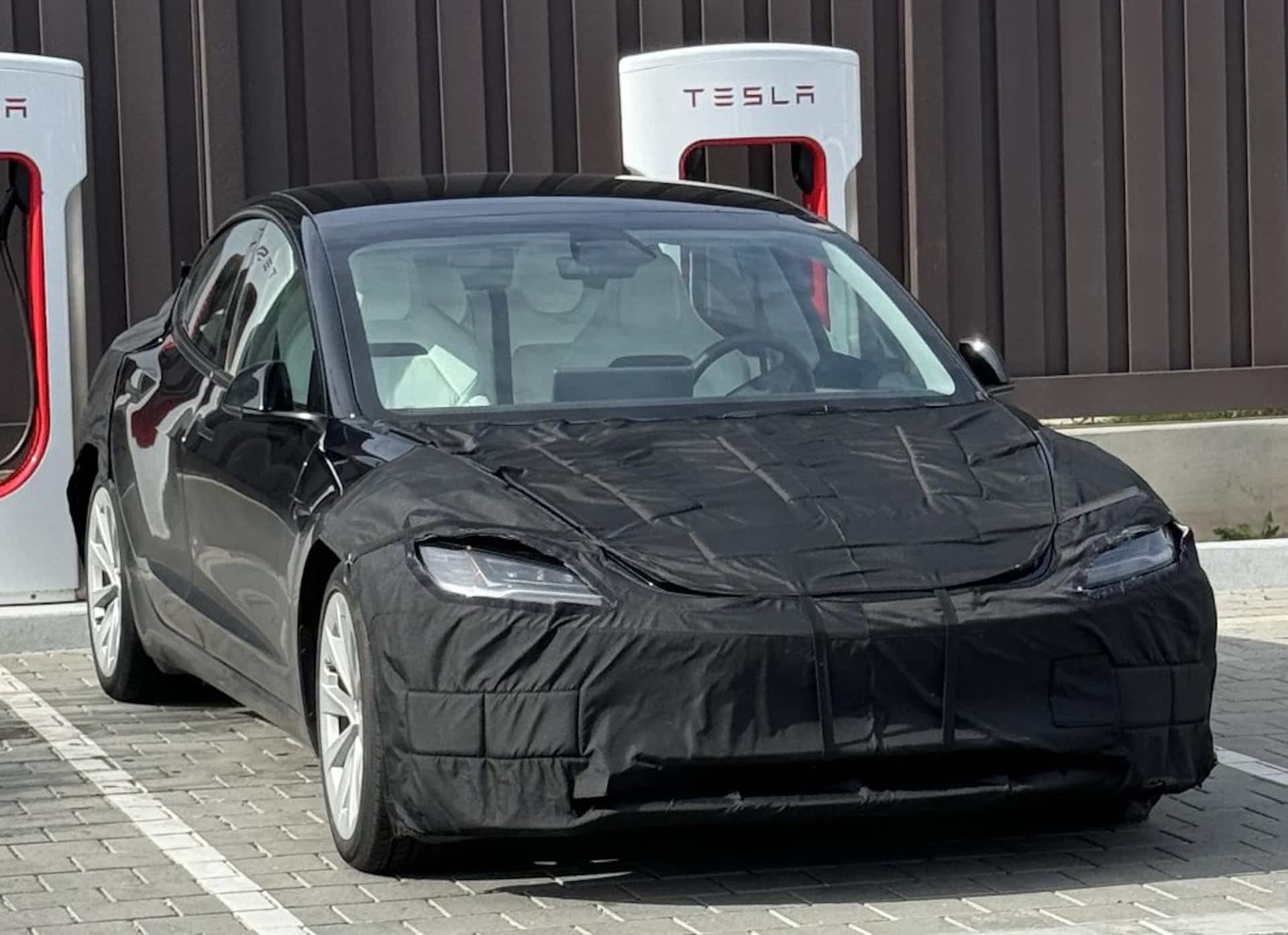 Aperçue en Californie, la nouvelle Tesla Model 3 Performance se fait désirer