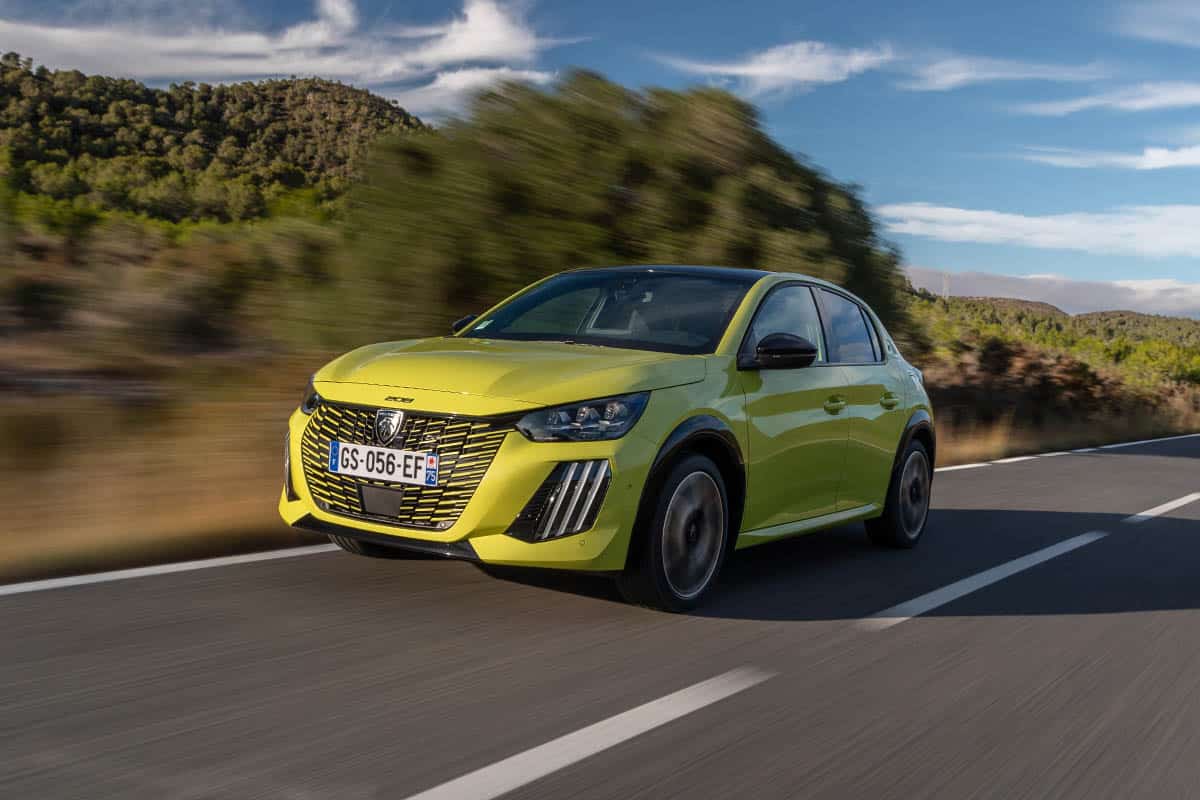 Ventes de voitures : la Peugeot 208 reprend la tête du marché des électriques en janvier 2024
