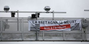 Des agriculteurs bretons s'en prennent à la permanence d'un député en réaction à l'écotaxe