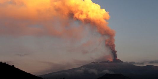 L'Etna entre en éruption en Sicile
