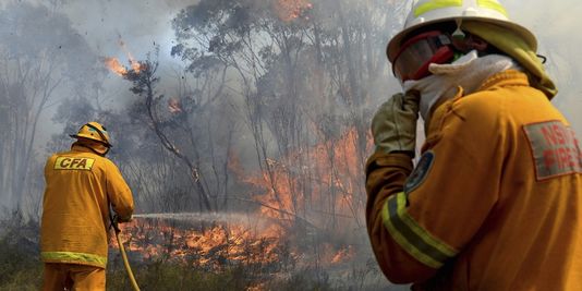 Les incendies en Australie vus depuis un hélicoptère des pompiers